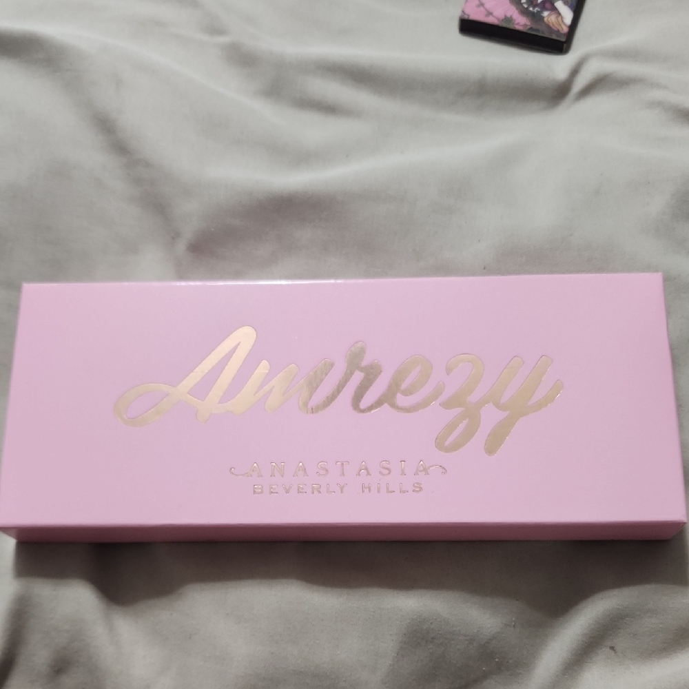Anastasia Beverly Hills Amrezy Pink and Gold Palette